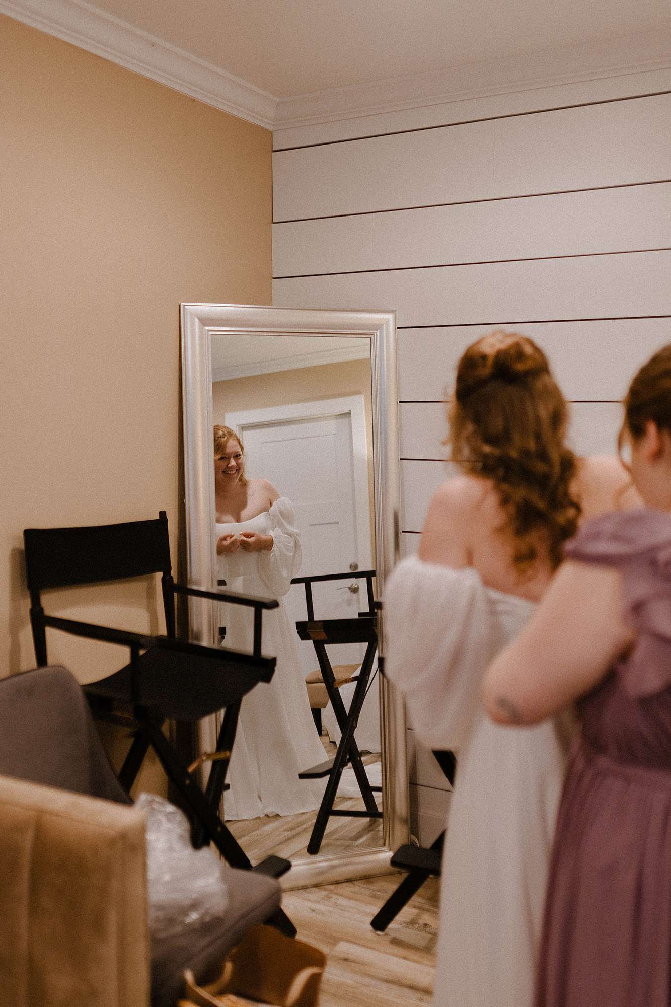 Bride getting ready in bridal suite at Heritage Hill State Historical Park