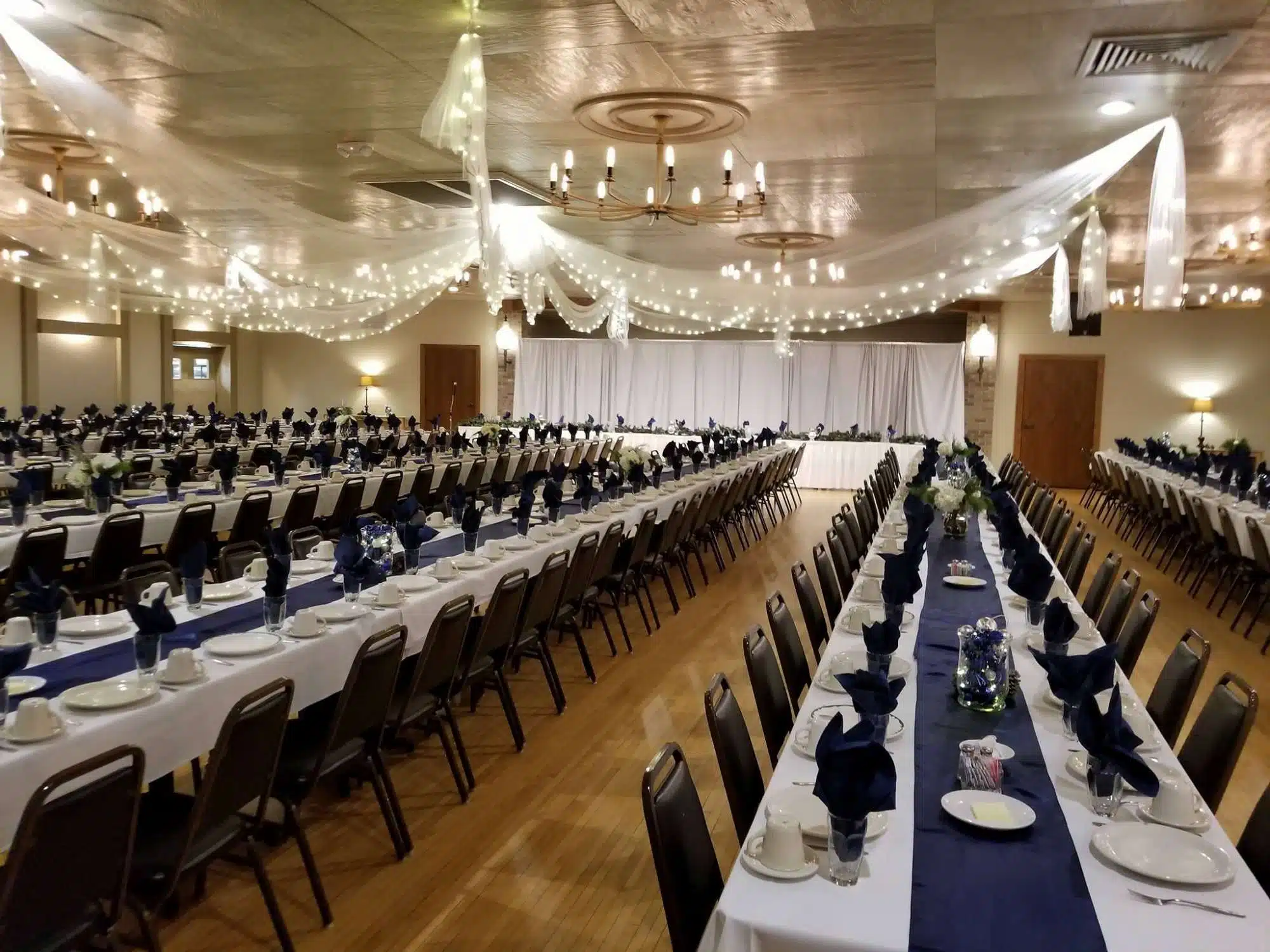 Head table at Van Abel's of Hollandtown wedding