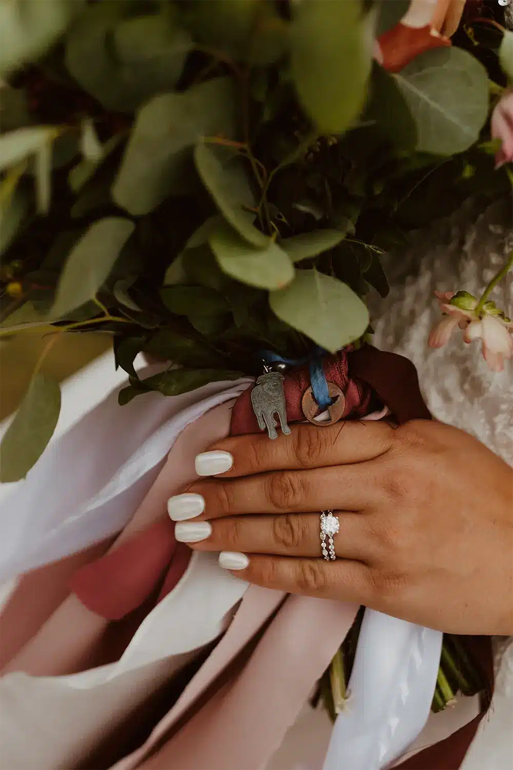 brides-manicure-bouquet Bride with beautiful manicured nails holds bouquet.