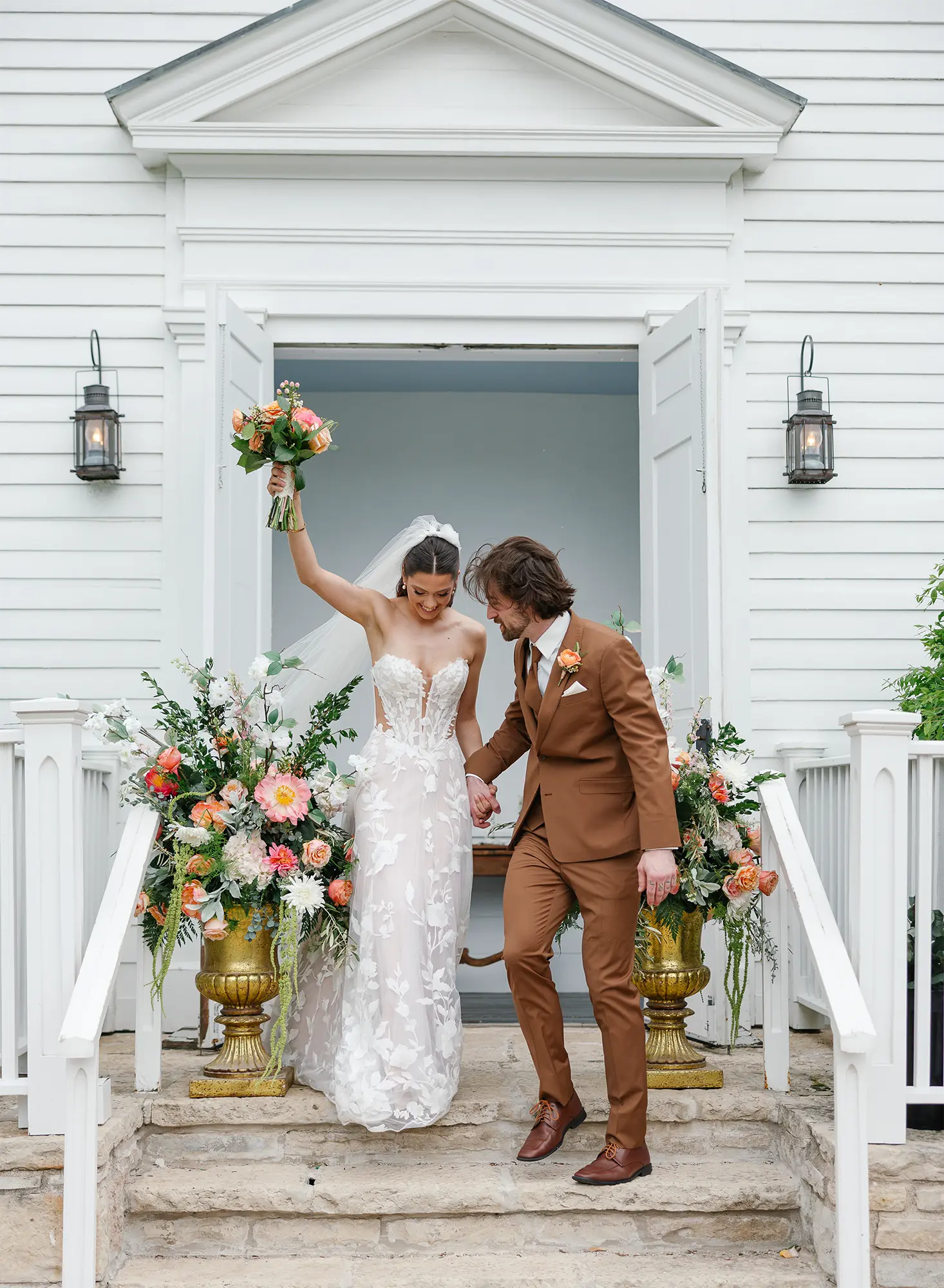 Moravian-chapel-happy-couple-01