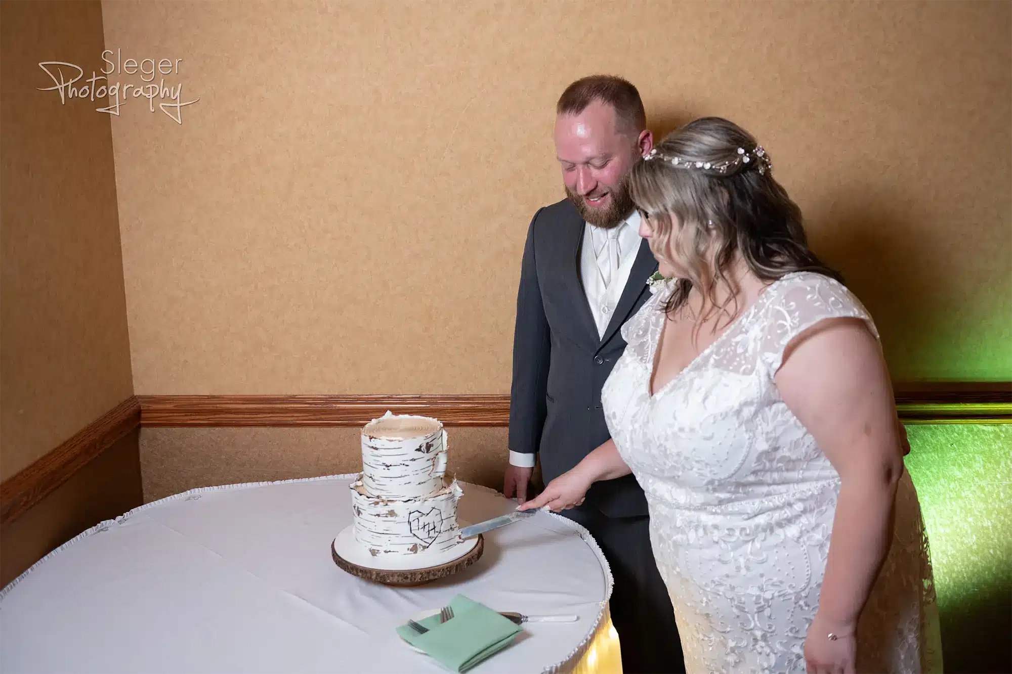 rustic-green-bay-wedding-at-tundra-lodge.26